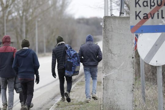 Μασκοφόροι μετανάστες στις υπηρεσίες της ΕΛ.ΑΣ. στον Εβρο